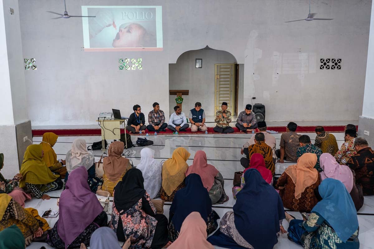 H. Salman Arifin, accompanied by technical officers of from WHO and UNICEF, lectured at a mosque near his office in Aceh Besar.