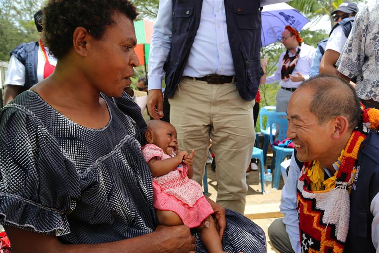 #06 RD chats with mama and baby at Lufa, Eastern Highlands #06 RD chats with mama and baby at Lufa, Eastern Highlands